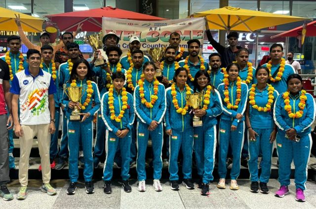 Athletics Federation of India welcomes Indian Athletics Team arriving from 17th Asian Cross Country Championships 2024 held at Hong Kong 

#IndianAthletics #athletic#AFI 

@reliancefoundation @hsbc_in @pumaindia rec foundation @indianoilcorp